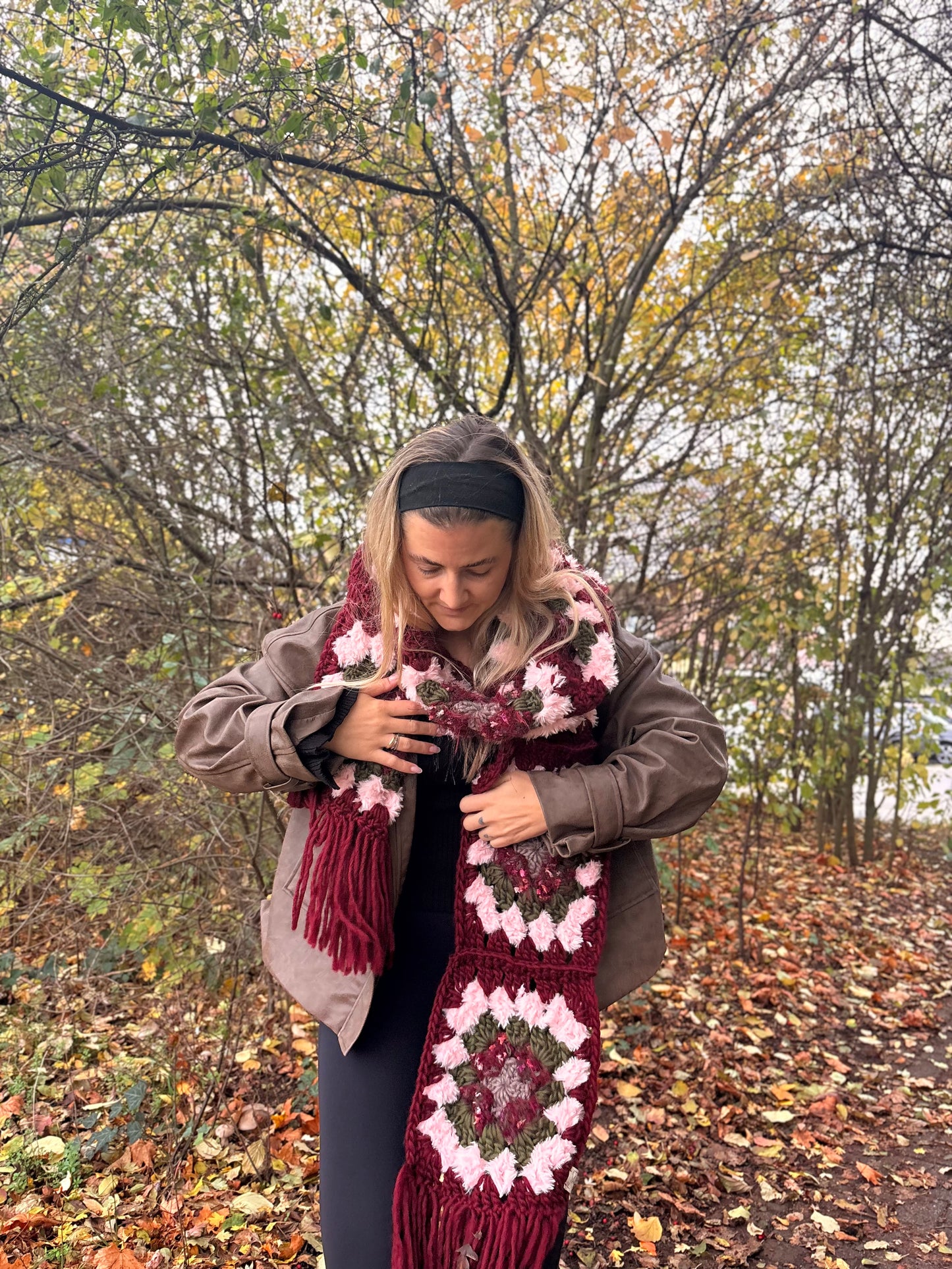 Crochet Schal ‚EMMI‘ Bordeaux Plüsch Rosa