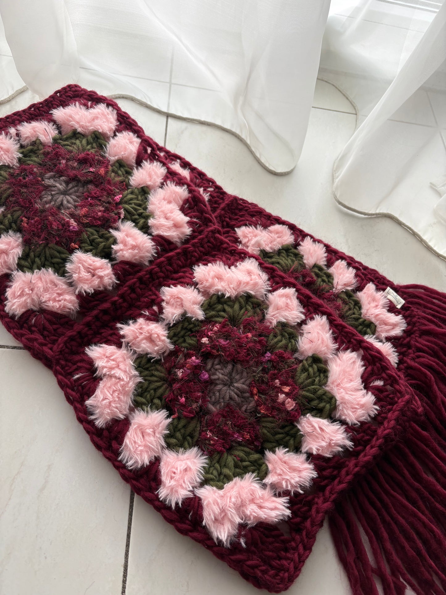 Crochet Schal ‚EMMI‘ Bordeaux Plüsch Rosa